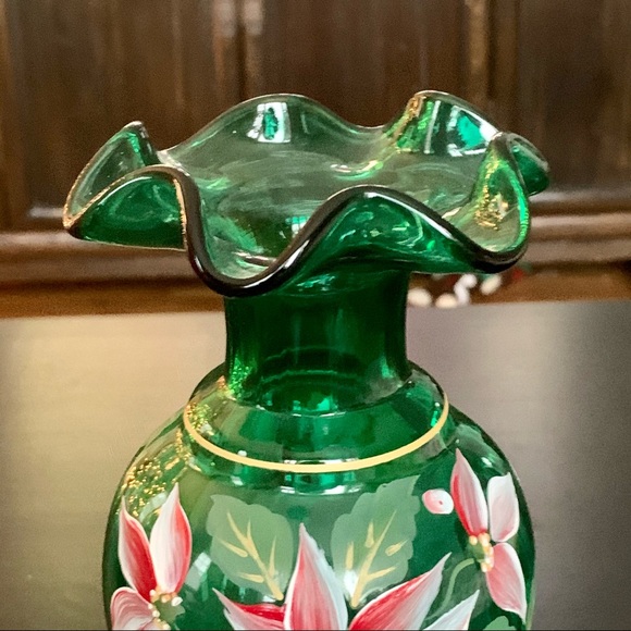 RARE - Fenton Artist Showcase Series Emarld Green Ruffle Glass Vase with Lilies - Picture 3 of 10